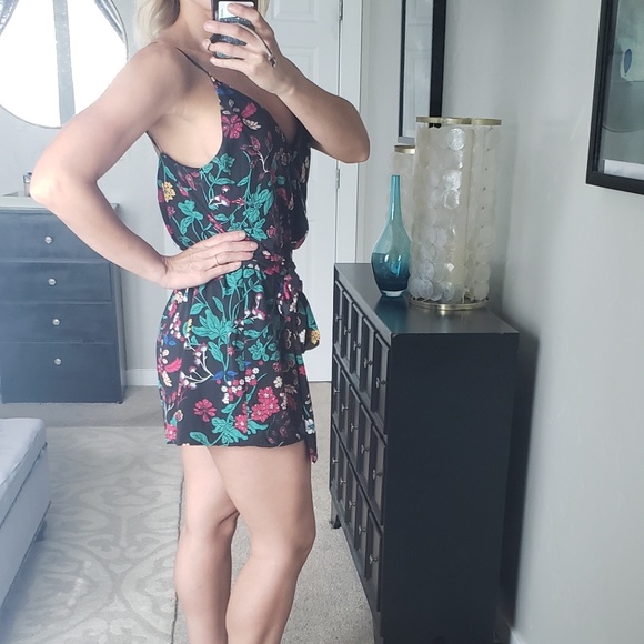 Black and floral romper with waist tie size L - Picture 3 of 3